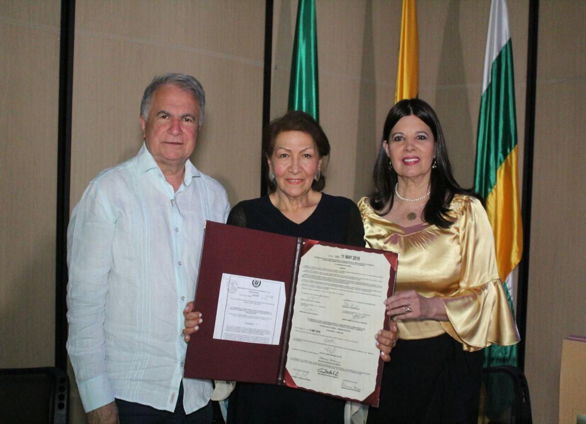 Senador Rodrigo Villalba, La ceramista Cecilia Vargas Muñoz y la Representante a la Cámara Flora Perdomo.